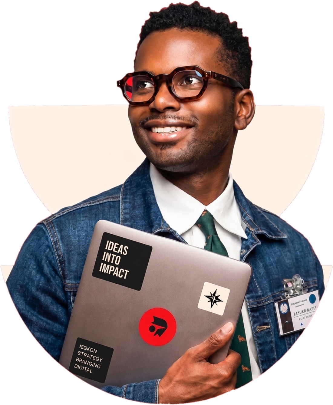Ghislain Kodjo tenant un ordinateur « Ideas into impact », devant une arche crème